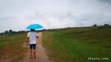 实拍下雨天游客撑伞看风景